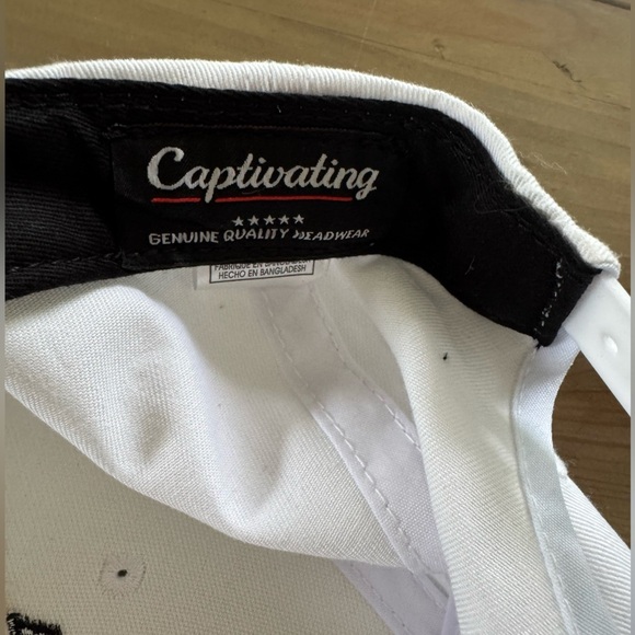 Iowa Hawkeyes Retro Style White Snapback Cap Hat - Captivating Headwear NCAA - Picture 5 of 5